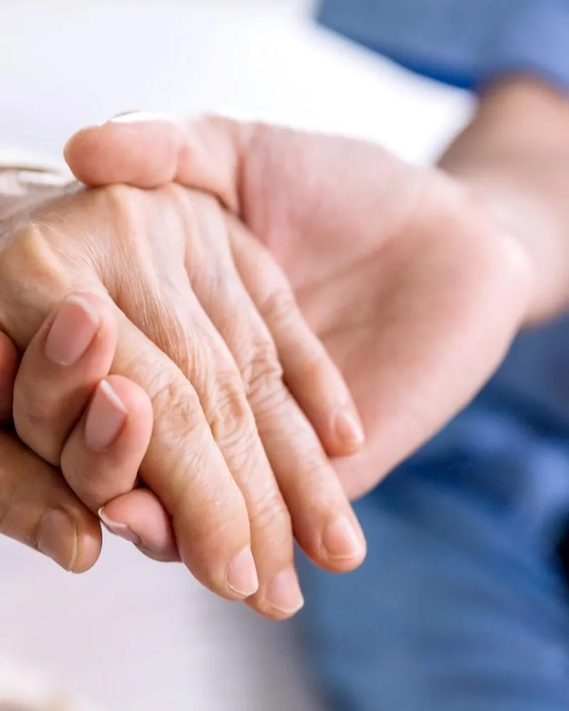 Geriatra durante visita geriatrica con paziente anziano a zero branco treviso