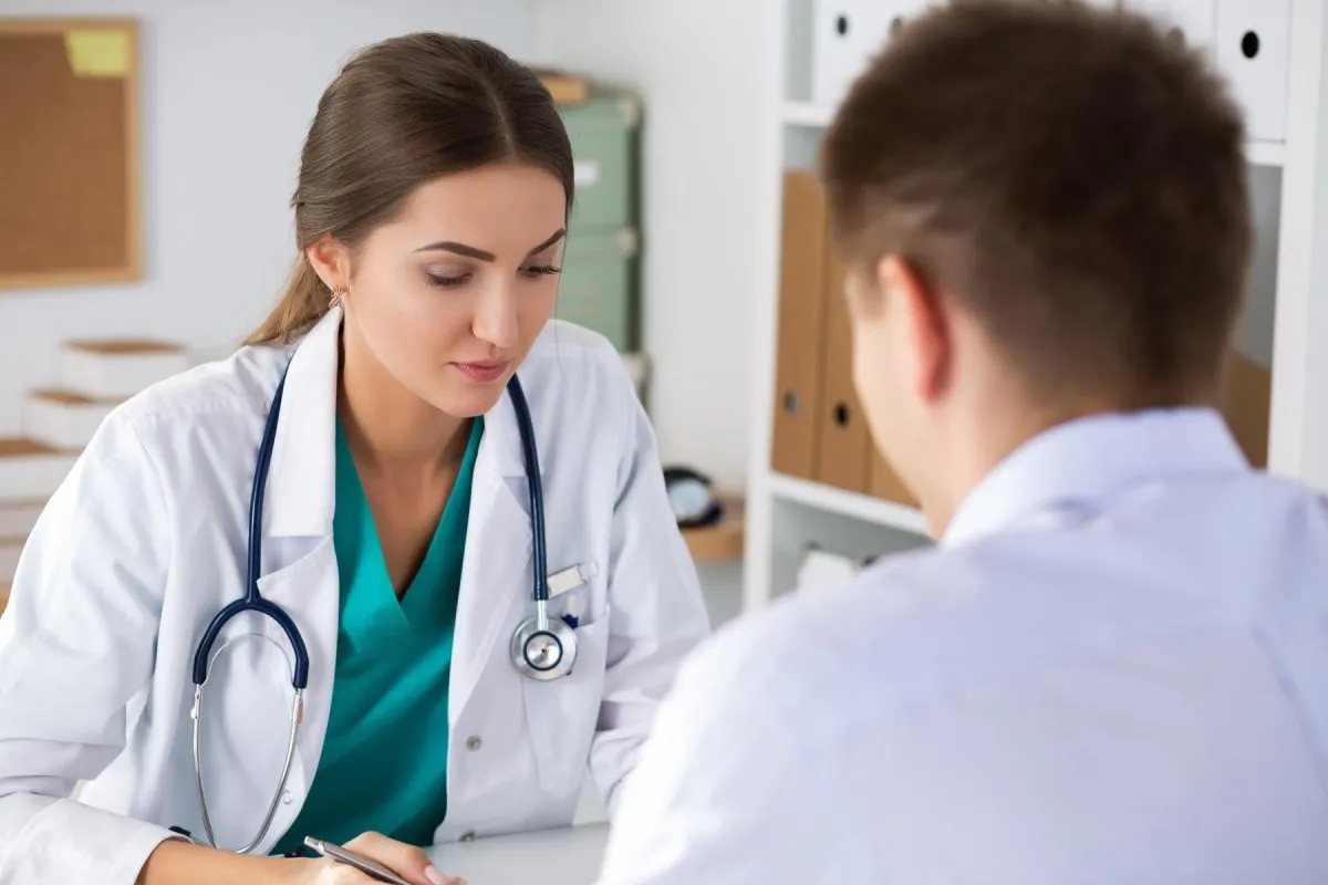 Medico dello sport esegue visita per certificato agonistico