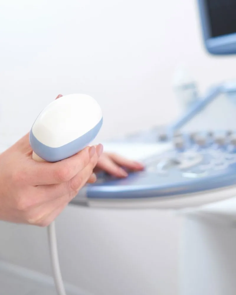 Cardiologo esegue ecocardiogramma durante visita cardiologica completa Zero branco Treviso
