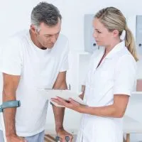 Medico fisiatra analizza radiografia durante visita specialistica fisiatrica a Treviso