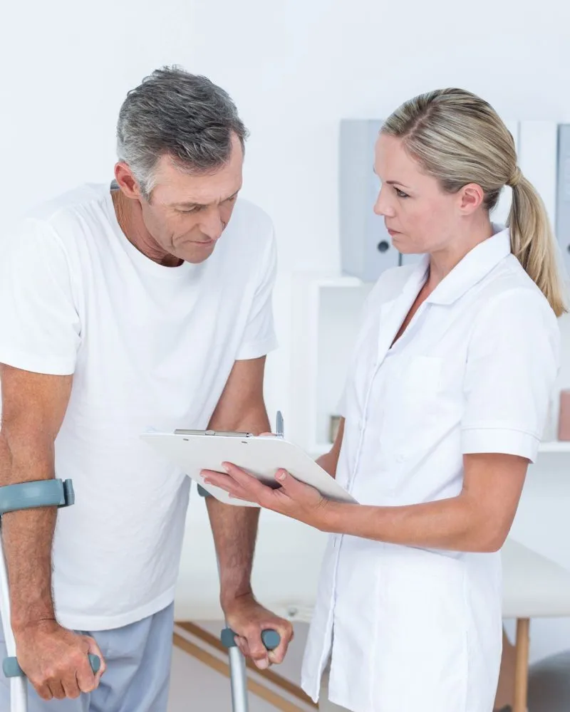 Medico fisiatra analizza radiografia durante visita specialistica fisiatrica a Treviso