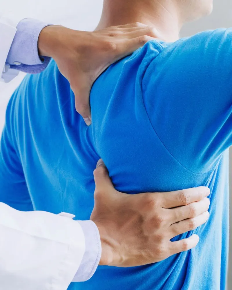 Medico fisiatra valuta la mobilità articolare durante visita specialistica fisiatrica. Fisiatria Treviso