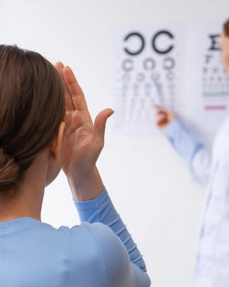 Oculista esegue visita oculistica a Zero Branco Treviso presso zero medical center